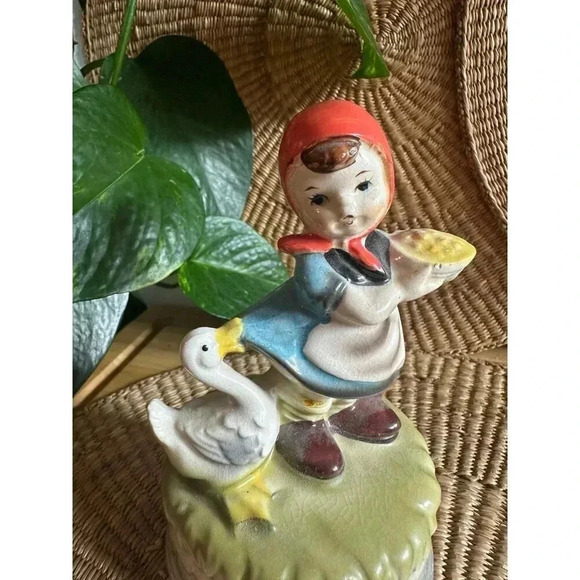 Vintage Hummel Look Musical Figurine Music Box girl with pie and duck - Picture 3 of 6